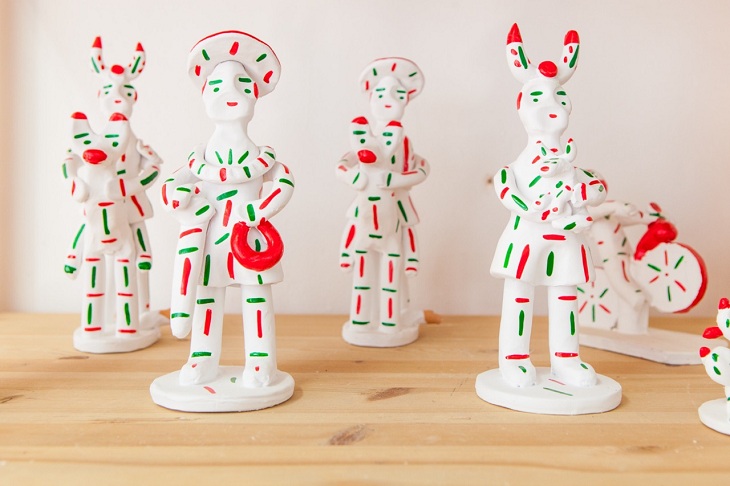 Die Siurells sind traditionelle mallorquinische Tonfiguren, die zugleich als Pfeifen dienen und in Weiss, Rot und Grün bemalt werden. © Fundació Turisme Responsable de Mallorca Die Siurells sind traditionelle mallorquinische Tonfiguren, die zugleich als Pfeifen dienen und in Weiss, Rot und Grün bemalt werden. © Fundació Turisme Responsable de Mallorca