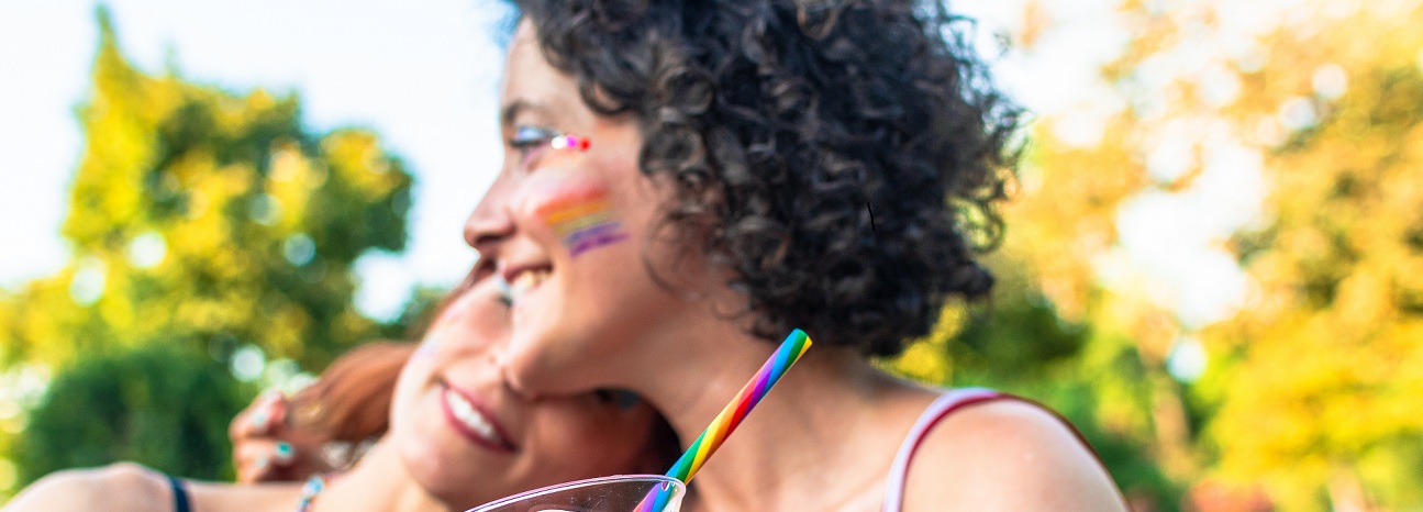 Extremadura Amable ist ein Projekt der Fundación Triángulo zur Förderung Extremaduras als LGTBI-Reiseziel. Im Mittelpunkt steht ein starkes Netzwerk von Einrichtungen und Unternehmen, die sich für Vielfalt und Inklusion engagieren.