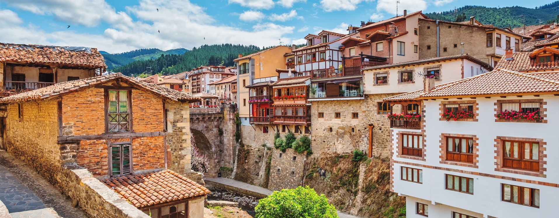 Kantabrien vereint einige der schönsten Orte Nordspaniens. Auf dem Bild: die berühmten „hängenden Häuser“ im Ort Potes über dem Fluss Deva.