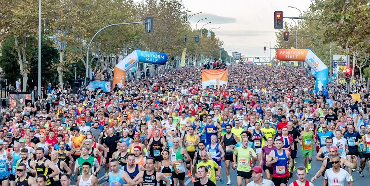 Der Benidorm Half gehört zu den bekanntesten Laufevents der Stadt und umfasst auch einen 10-km-Lauf für alle, die eine etwas kürzere Distanz bevorzugen