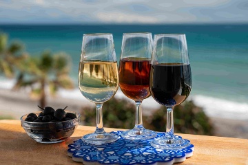 Verkostung von drei Weinen aus dem Marco de Jerez am Strand von El Puerto de Santa María (Cádiz, Spanien
