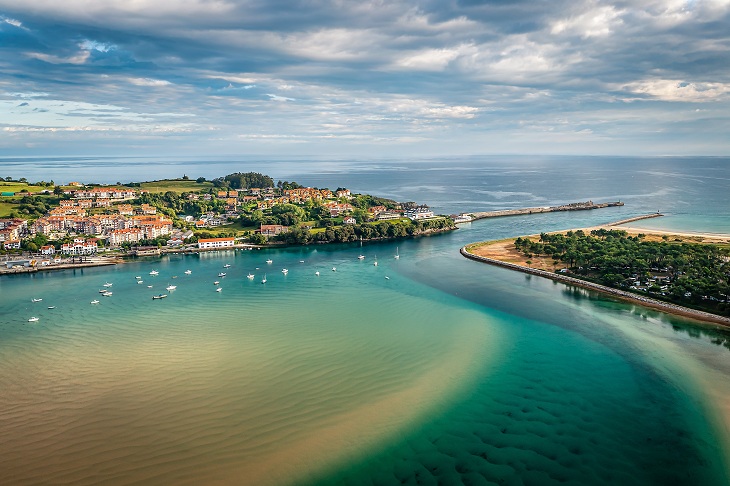 San Vicente de la Barquera liegt im Herzen des Naturparks Oyambre, eines geschützten Gebiets aus Flussmündungen, Klippen, Stränden, Dünen, Wiesen und Wäldern. San Vicente de la Barquera liegt im Herzen des Naturparks Oyambre, eines geschützten Gebiets aus Flussmündungen, Klippen, Stränden, Dünen, Wiesen und Wäldern.