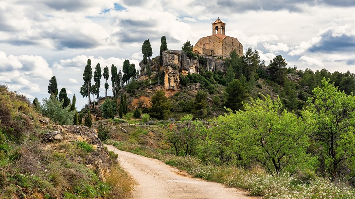 Strasse in die Berge der Gemeinde La Fresneda (Teruel, Aragonien), die im Jahr 2025 als eines der schönsten Dörfer Spaniens gilt