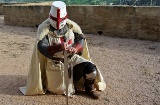 Nachstellung eines Templers am Eingang der Burg von Monzón (Huesca) Nachstellung eines Templers am Eingang der Burg von Monzón (Huesca)