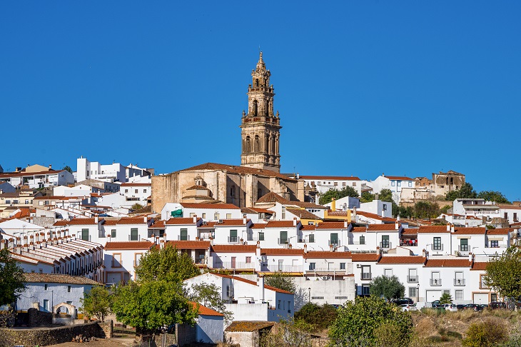 Blick auf Jerez de los Caballeros (Badajoz, Extremadura) mit der repräsentativen Kirche Santa Catalina im Hintergrund