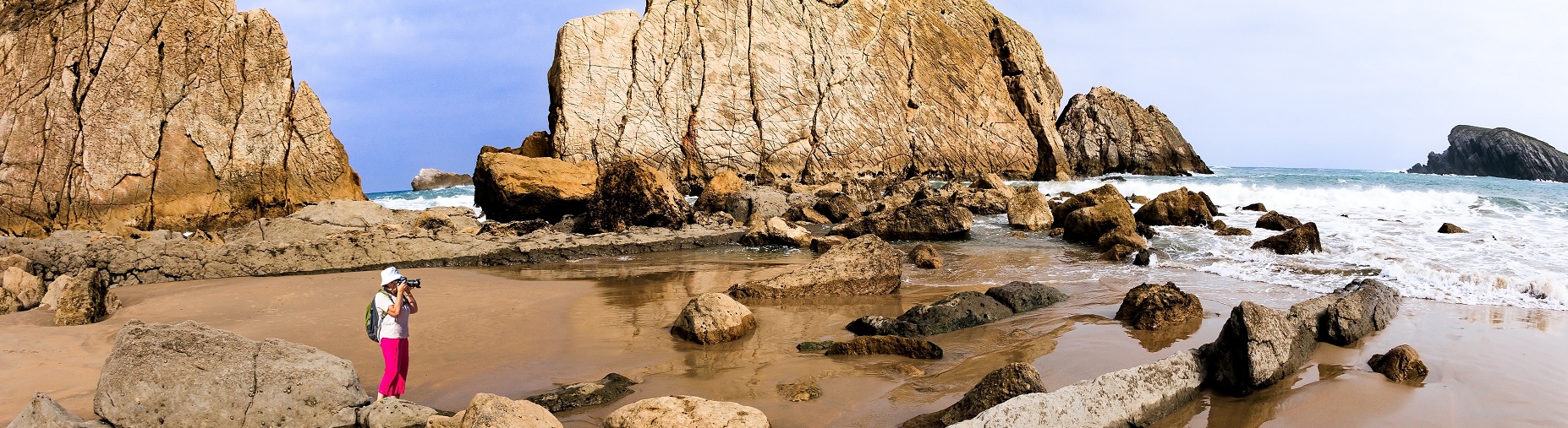 Fotograf fängt die imposanten Felsformationen des Strandes Arnía (Costa Quebrada, Kantabrien) ein.