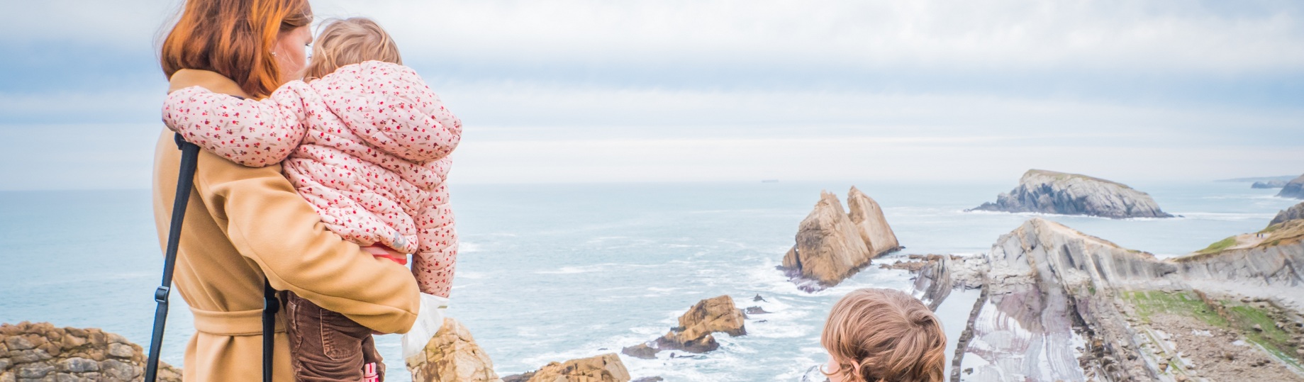 Kantabrien vereint einige der spektakulärsten Naturparadiese Spaniens. Auf dem Foto: eine Familie am Kliff von Portio in Liencres