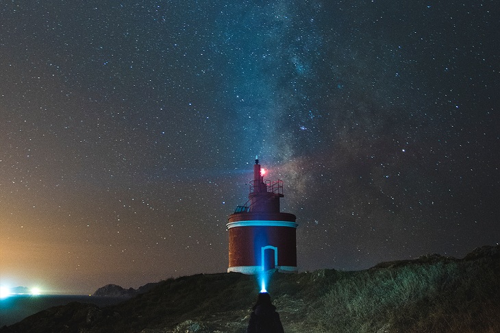 Galicien zählt zu den beliebtesten Reisezielen, um den Sternenhimmel von der Küste oder vom Boot aus zu beobachten Galicien zählt zu den beliebtesten Reisezielen, um den Sternenhimmel von der Küste oder vom Boot aus zu beobachten