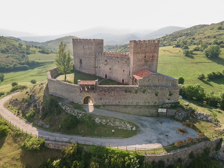 Das Castillo de Argüeso (Hermandad Campoo de Suso, Süden Kantabriens), eine defensive Burg im gotischen Stil (13.–15. Jahrhundert), ist das herausragendste Beispiel einer Felsenburg in Kantabrien Das Castillo de Argüeso (Hermandad Campoo de Suso, Süden Kantabriens), eine defensive Burg im gotischen Stil (13.–15. Jahrhundert), ist das herausragendste Beispiel einer Felsenburg in Kantabrien