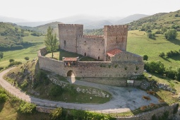 Das Castillo de Argüeso (Hermandad Campoo de Suso, Süden Kantabriens), eine defensive Burg im gotischen Stil (13.–15. Jahrhundert), ist das herausragendste Beispiel einer Felsenburg in Kantabrien Das Castillo de Argüeso (Hermandad Campoo de Suso, Süden Kantabriens), eine defensive Burg im gotischen Stil (13.–15. Jahrhundert), ist das herausragendste Beispiel einer Felsenburg in Kantabrien
