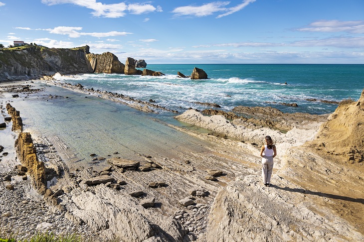 Der Strand Arnía liegt an der Costa Quebrada neben dem Naturpark Liencres Dunes.