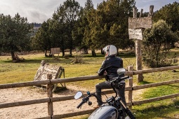 Von der Sierra de la Demanda bis zur Ribera del Duero – jede Route verbindet Kulturerbe, Natur und Fahrvergnügen Von der Sierra de la Demanda bis zur Ribera del Duero – jede Route verbindet Kulturerbe, Natur und Fahrvergnügen