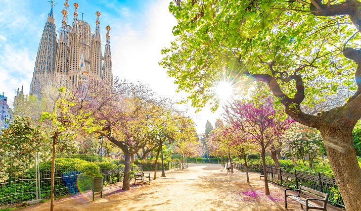 Die Sagrada Familia ist das meistbesuchte Bauwerk Spaniens und nach dem Petersdom die zweithäufigstbesuchte Kirche Europas. Die Sagrada Familia ist das meistbesuchte Bauwerk Spaniens und nach dem Petersdom die zweithäufigstbesuchte Kirche Europas.