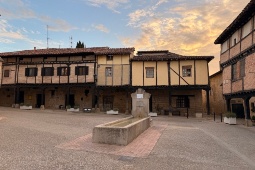 Santa Gadea del Cid zählt zu den eindrucksvollsten und am besten erhaltenen mittelalterlichen Orten der Provinz Burgos und wurde 1973 zum historisch-künstlerischen Denkmal von nationalem Interesse erklärt. Santa Gadea del Cid zählt zu den eindrucksvollsten und am besten erhaltenen mittelalterlichen Orten der Provinz Burgos und wurde 1973 zum historisch-künstlerischen Denkmal von nationalem Interesse erklärt.