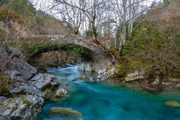 Bild der berühmten Otsindundua-Brücke im Valle de Roncal