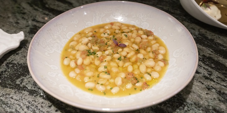 Geschmorte Bohnen sind eines der typischsten Gerichte der Region Navarra Geschmorte Bohnen sind eines der typischsten Gerichte der Region Navarra