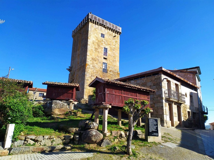 Der Wehrturm, ein Überrest der alten Burg, die seit dem 10. Jahrhundert das Gebiet beherrschte, beherbergt heute ein lebendiges Museum zur Geschichte dieses Ortes, der als Heimat der Schuhmacher bekannt ist. Der Wehrturm, ein Überrest der alten Burg, die seit dem 10. Jahrhundert das Gebiet beherrschte, beherbergt heute ein lebendiges Museum zur Geschichte dieses Ortes, der als Heimat der Schuhmacher bekannt ist.
