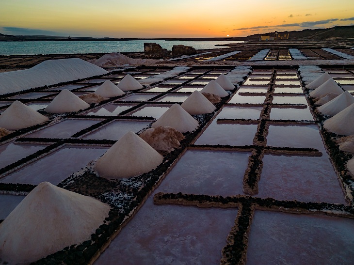 Die Salinas de Janubio bieten geführte Besichtigungen, bei denen Tradition, Landschaft und Handwerk bei einer Degustation von Fleur de Sel zusammenkommen Die Salinas de Janubio bieten geführte Besichtigungen, bei denen Tradition, Landschaft und Handwerk bei einer Degustation von Fleur de Sel zusammenkommen
