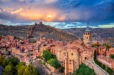 Albarracín, einer der Orte des Netzwerks „Die schönsten Dörfer Spaniens“ und Teil der Ostroute 2025 Albarracín, einer der Orte des Netzwerks „Die schönsten Dörfer Spaniens“ und Teil der Ostroute 2025