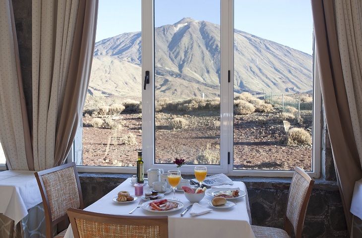 Der Parador de Las Cañadas del Teide (Teneriffa, Kanarische Inseln) ermöglicht Frühstück mit spektakulärem Blick auf den Vulkan Der Parador de Las Cañadas del Teide (Teneriffa, Kanarische Inseln) ermöglicht Frühstück mit spektakulärem Blick auf den Vulkan