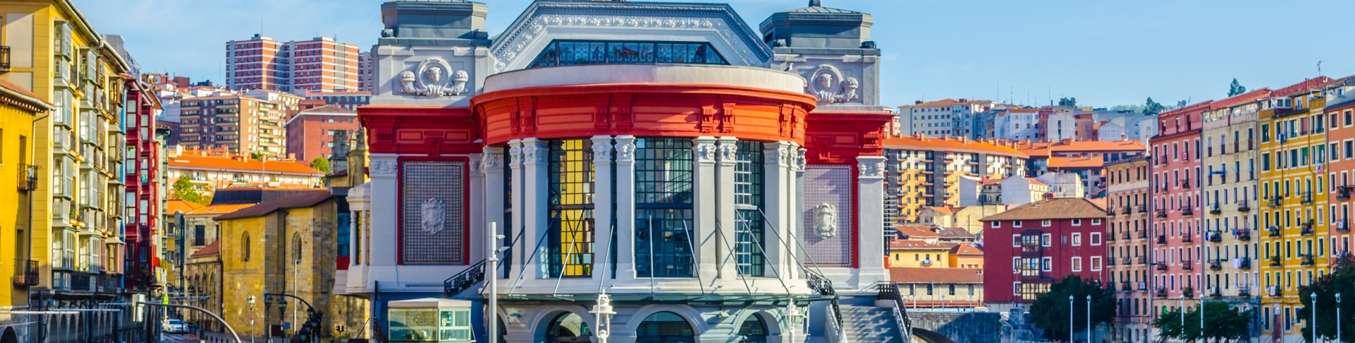 Der Mercado de la Ribera besteht aus drei Stockwerken und liegt neben der Mündung von Bilbao im Herzen der Altstadt