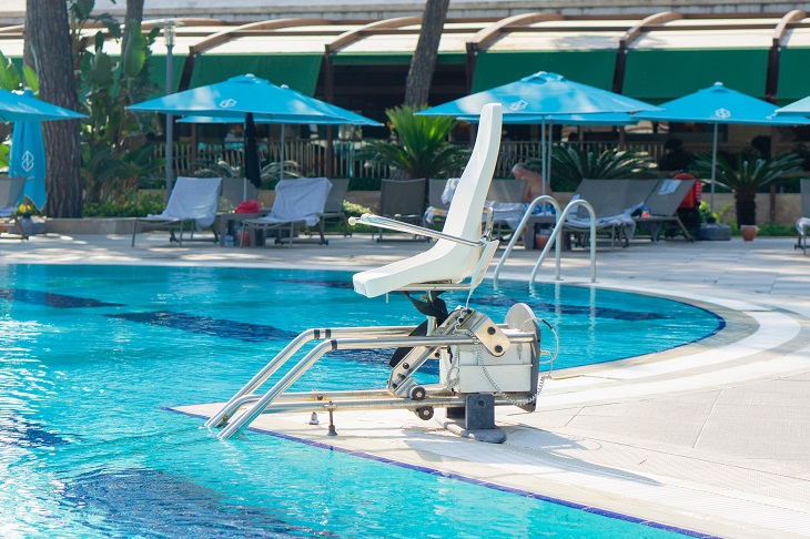 Zahlreiche Hotels in Spanien bieten bereits Lösungen wie Poollifte an, die Menschen mit eingeschränkter Mobilität den Zugang zu Schwimmbädern erleichtern Zahlreiche Hotels in Spanien bieten bereits Lösungen wie Poollifte an, die Menschen mit eingeschränkter Mobilität den Zugang zu Schwimmbädern erleichtern