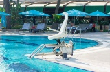 Zahlreiche Hotels in Spanien bieten bereits Lösungen wie Poollifte an, die Menschen mit eingeschränkter Mobilität den Zugang zu Schwimmbädern erleichtern