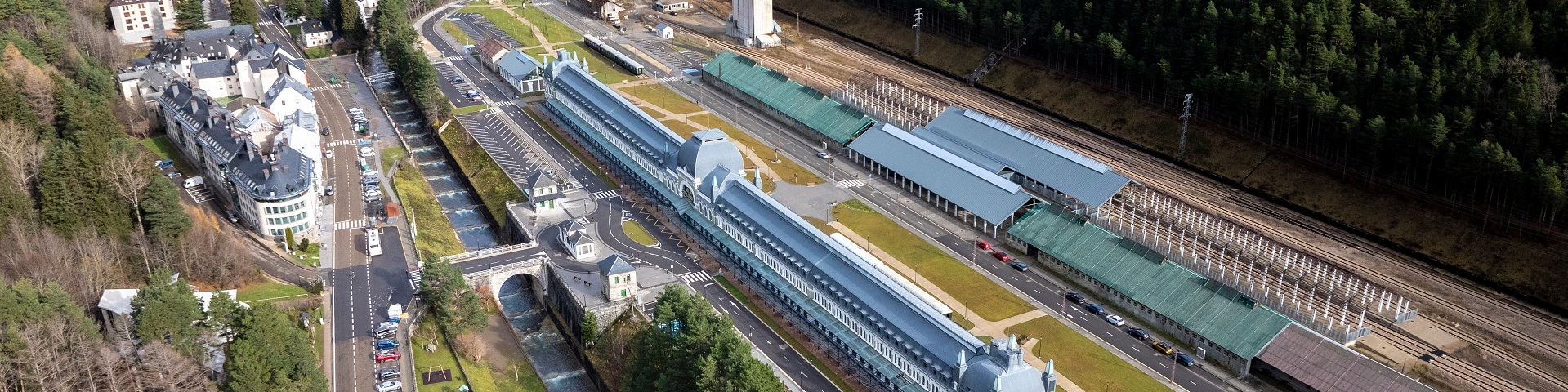 Luftbild der beeindruckenden Canfranc International Station in Huesca, eingeweiht 1928 von Alfons XIII. Heute handelt es sich um einen Luxushotelkomplex