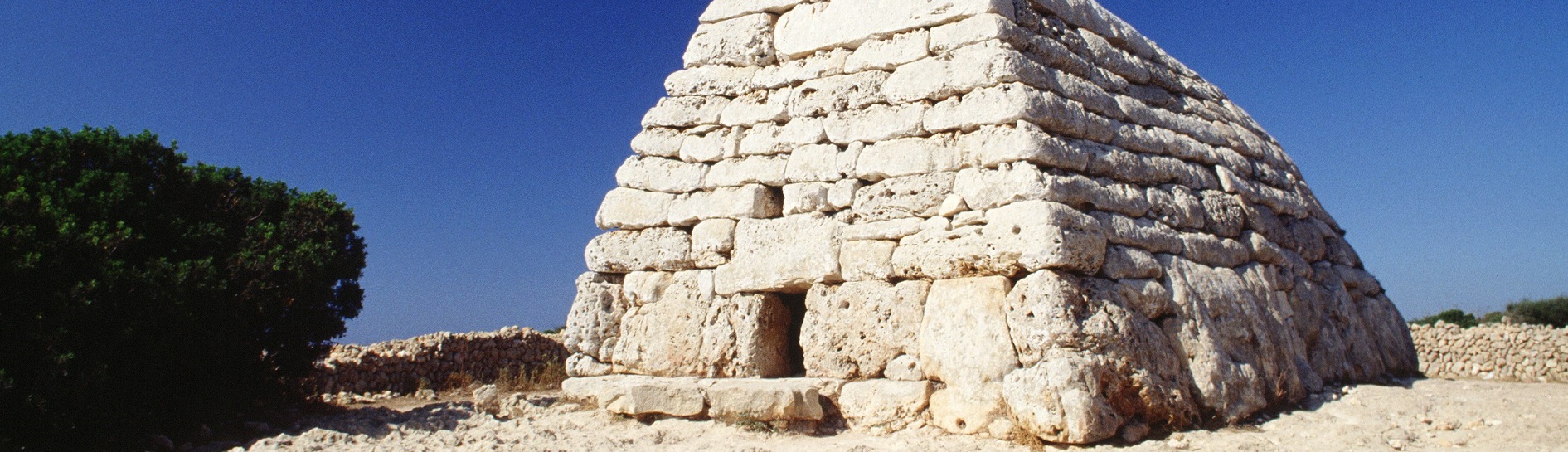 Naveta des Tudons ist das bekannteste Grabdenkmal Menorcas und das älteste Gebäude Europas