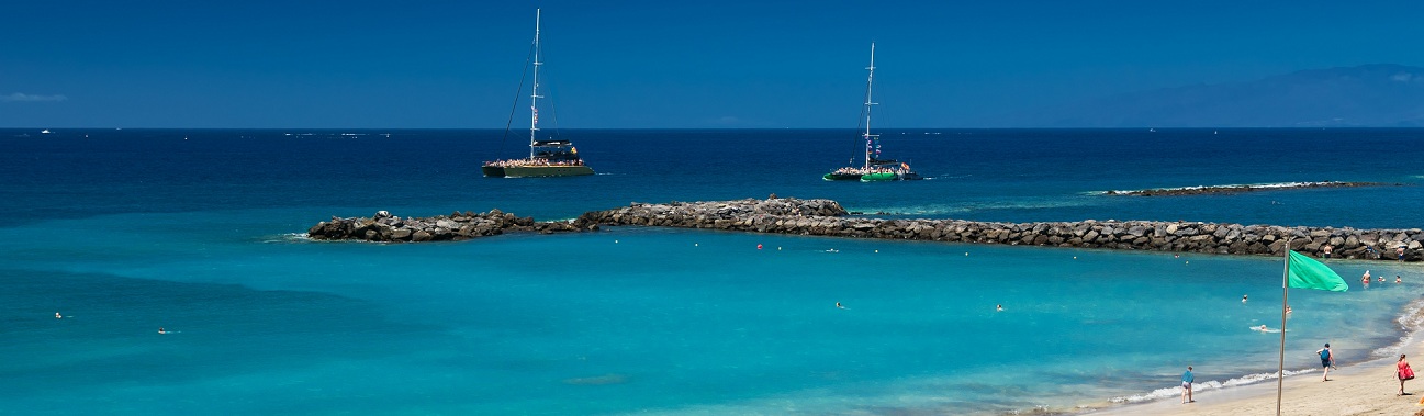 Der Strand Playa del Duque liegt in einer der schönsten Gegenden von Tenerife, an Costa de Adeje, und gehört zu den insgesamt acht Stränden im südlichen Teil der Kanarischen Insel.
