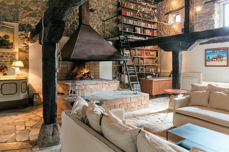 Die Villa Pacheca (Kantabrien) bietet ihren Gästen eine zweistöckige Bibliothek mit über 500 Büchern Die Villa Pacheca (Kantabrien) bietet ihren Gästen eine zweistöckige Bibliothek mit über 500 Büchern