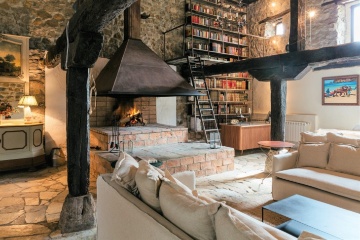 Die Villa Pacheca (Kantabrien) bietet ihren Gästen eine zweistöckige Bibliothek mit über 500 Büchern