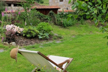 Pisón de Fondón (Asturien) verfügt über einen Garten, der zum Lesen im Freien einlädt.