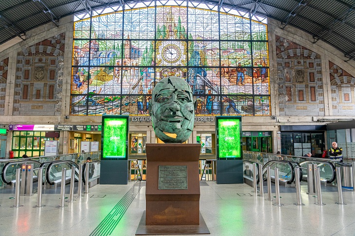 Innenraum des Bahnhofs Abando Indalecio Prieto (Bilbao), berühmt für sein farbenfrohes Buntglasfenster Innenraum des Bahnhofs Abando Indalecio Prieto (Bilbao), berühmt für sein farbenfrohes Buntglasfenster