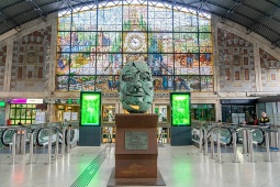 Innenraum des Bahnhofs Abando Indalecio Prieto (Bilbao), berühmt für sein farbenfrohes Buntglasfenster Innenraum des Bahnhofs Abando Indalecio Prieto (Bilbao), berühmt für sein farbenfrohes Buntglasfenster