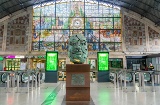 Innenraum des Bahnhofs Abando Indalecio Prieto (Bilbao), berühmt für sein farbenfrohes Buntglasfenster Innenraum des Bahnhofs Abando Indalecio Prieto (Bilbao), berühmt für sein farbenfrohes Buntglasfenster
