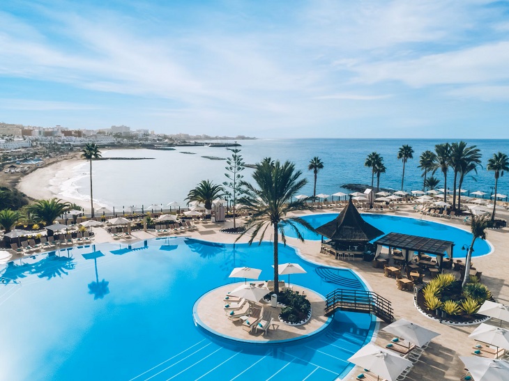 An der Costa Adeje befinden sich einige der luxuriösesten Fünf-Sterne-Hotels mit All-inclusive-Angebot und direktem Zugang zum Strand An der Costa Adeje befinden sich einige der luxuriösesten Fünf-Sterne-Hotels mit All-inclusive-Angebot und direktem Zugang zum Strand