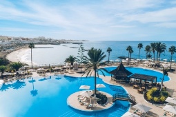 An der Costa Adeje befinden sich einige der luxuriösesten Fünf-Sterne-Hotels mit All-inclusive-Angebot und direktem Zugang zum Strand An der Costa Adeje befinden sich einige der luxuriösesten Fünf-Sterne-Hotels mit All-inclusive-Angebot und direktem Zugang zum Strand
