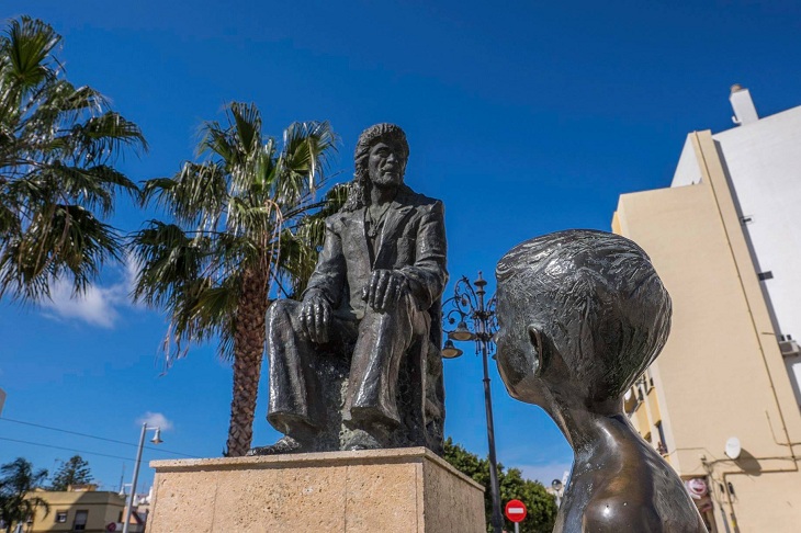 Das Denkmal für Camarón de la Isla ist ein bedeutender Erinnerungsort. Es befindet sich gegenüber der Venta de Vargas und direkt neben seinem Museum