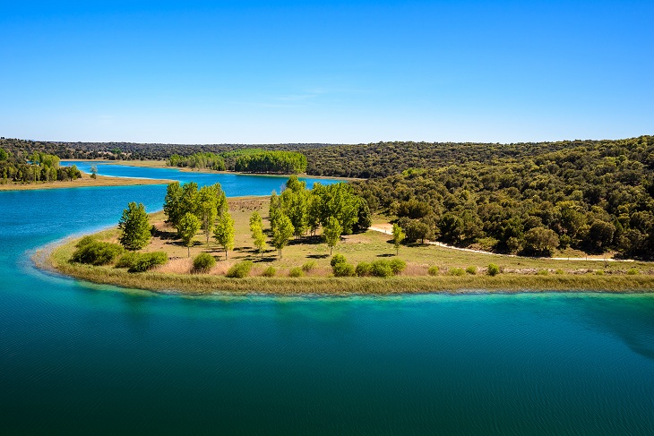 Der Naturpark Lagunas de Ruidera besteht aus dem Peñarroya-Stausee und fünfzehn Lagunen, darunter die Lagune Conceja (im Bild) Der Naturpark Lagunas de Ruidera besteht aus dem Peñarroya-Stausee und fünfzehn Lagunen, darunter die Lagune Conceja (im Bild)