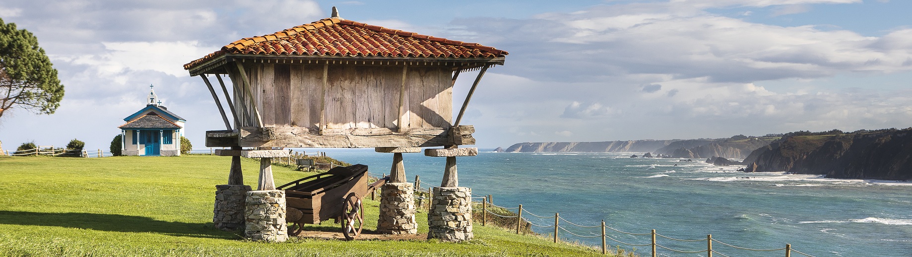 Asturischer Getreidespeicher neben der Kapelle La Regalina im Dorf Cadavedo