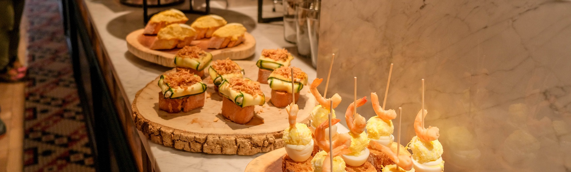 Der Welt-Tapas-Tag lädt dazu ein, neue kulinarische Kreationen im Tapas-Format zu entdecken und Bars, Restaurants und Tavernen in ganz Spanien zu besuchen. Im Bild: Eine Bar in San Sebastián mit ihren berühmten Pintxos