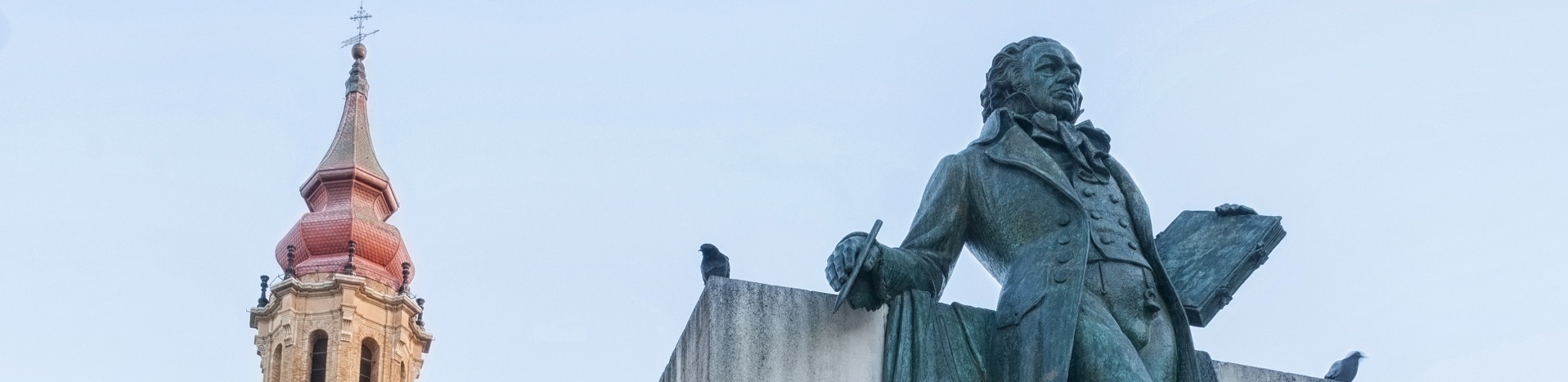 Denkmal für Francisco de Goya in Saragossa (Plaza del Pilar) mit dem Turm der Kathedrale La Seo del Salvador im Hintergrund