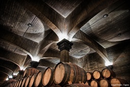 Im Hauptsaal der Bodegas Viña Ijalba lagern 1.000 Eichenfässer