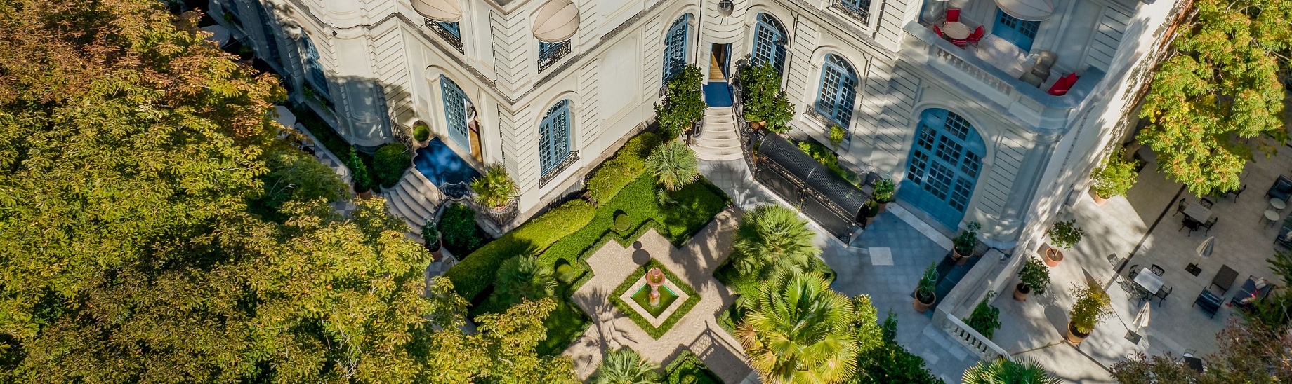 Draufsicht auf das luxuriöse Hotel Santo Mauro 5*, das aus drei Gebäuden besteht, die von dem anspruchsvollsten Privatgarten der Stadt umgeben sind, mit jahrhundertealten Kastanienbäumen, Springbrunnen und Terrassen.