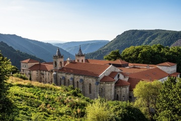 Der Parador de Santo Estevo liegt im Herzen der Ribeira Sacra, umgeben von Natur mit Panoramablick auf die Schlucht des Flusses Sil
