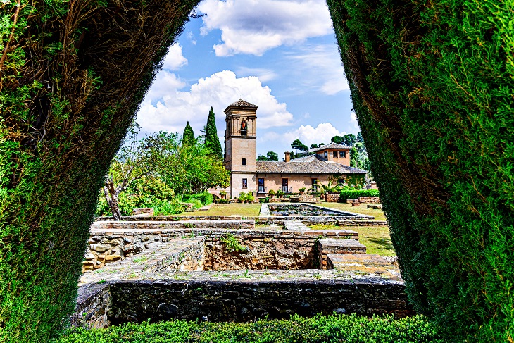 Der Parador von Granada ist ein Kloster, das von den Katholischen Königen auf einem ehemaligen Nasridenpalast errichtet wurde Der Parador von Granada ist ein Kloster, das von den Katholischen Königen auf einem ehemaligen Nasridenpalast errichtet wurde