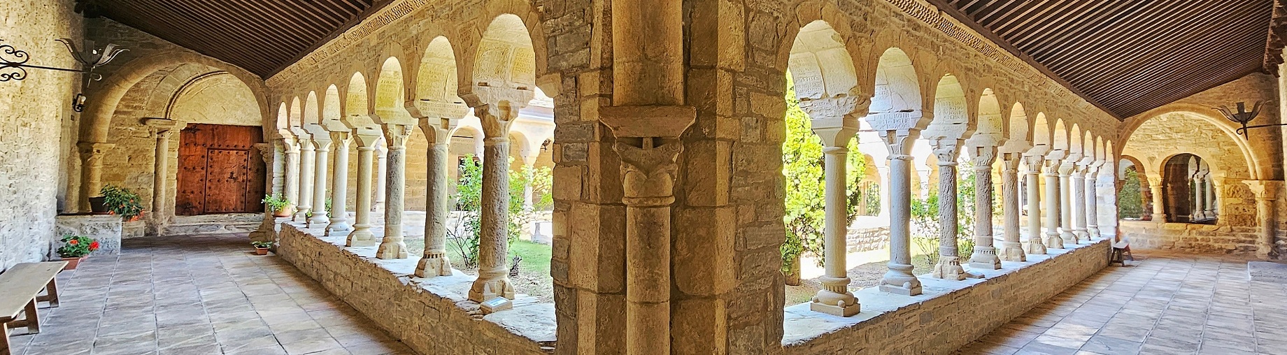 Kreuzgang der Kathedrale von Roda de Isábena, der ältesten Kathedrale Aragoniens und kleinsten Spaniens