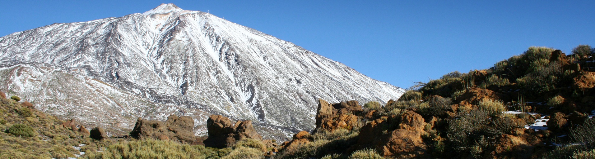 Der schneebedeckte Teide verleiht der Landschaft der Kanarischen Inseln ein ungewöhnliches Bild