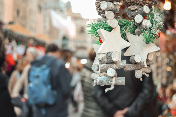 Die Feria de Santa Llúcia ist ein Weihnachtsmarkt, der jedes Jahr in der Nähe der Kathedrale von Barcelona stattfindet Die Feria de Santa Llúcia ist ein Weihnachtsmarkt, der jedes Jahr in der Nähe der Kathedrale von Barcelona stattfindet